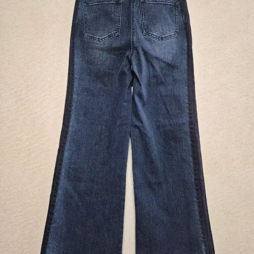 [BUNJANG] Brand Wide Bootcut Jeans with Side Wash Detail / (새상품)  브랜드 통부츠컷  사이드 줄 워싱 데님