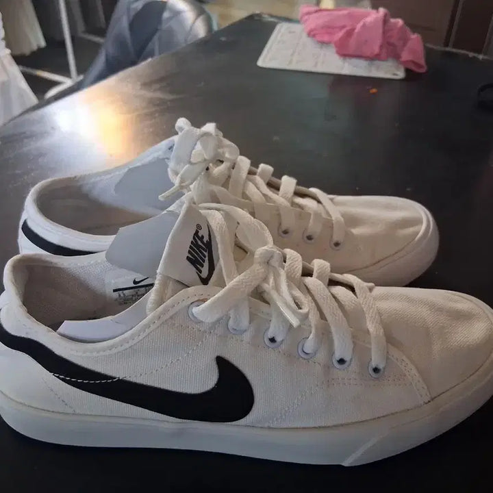 [BUNJANG] Nike White Sneakers / 나이키 흰색 스니커즈 운동화(235)