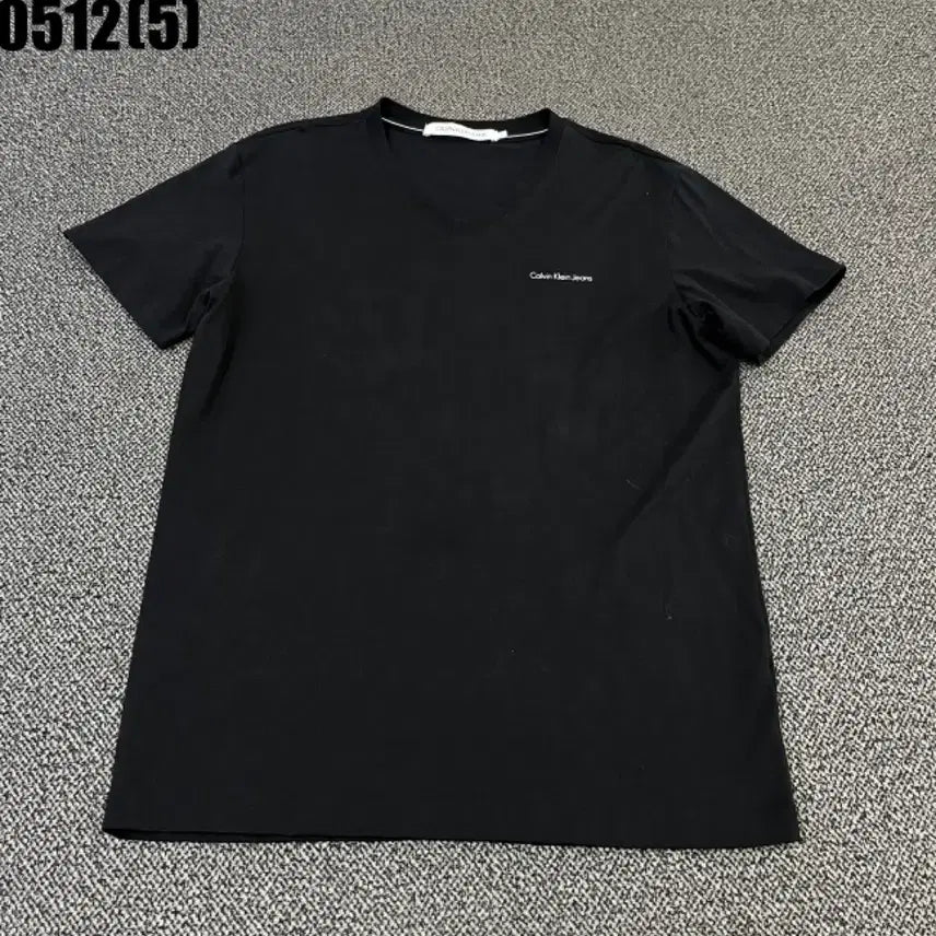 [BUNJANG] Calvin Klein Jeans Black V-Neck T-Shirt / 캘빈클라인진 블랙 V넥 반팔티셔츠