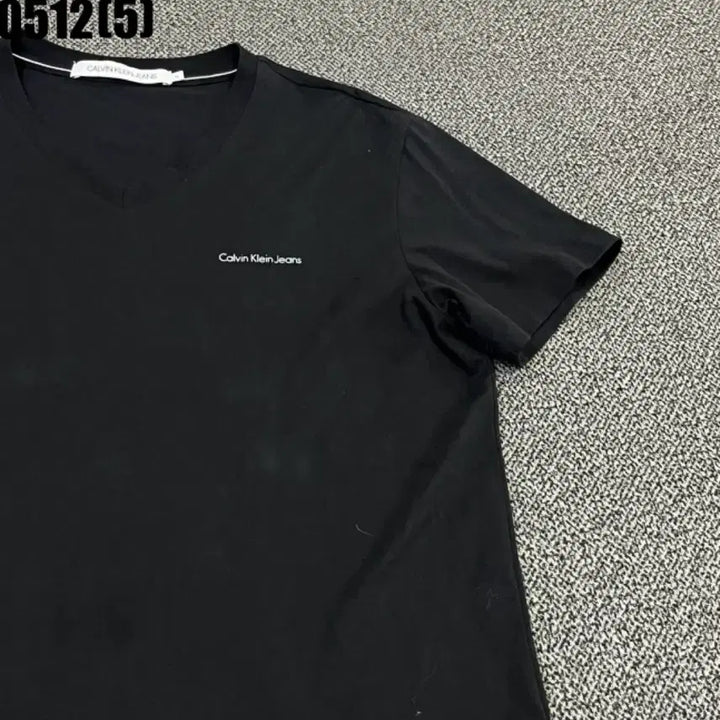 [BUNJANG] Calvin Klein Jeans Black V-Neck T-Shirt / 캘빈클라인진 블랙 V넥 반팔티셔츠