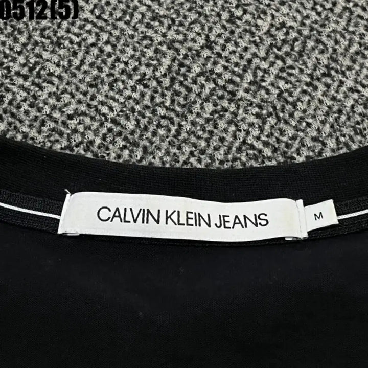 [BUNJANG] Calvin Klein Jeans Black V-Neck T-Shirt / 캘빈클라인진 블랙 V넥 반팔티셔츠