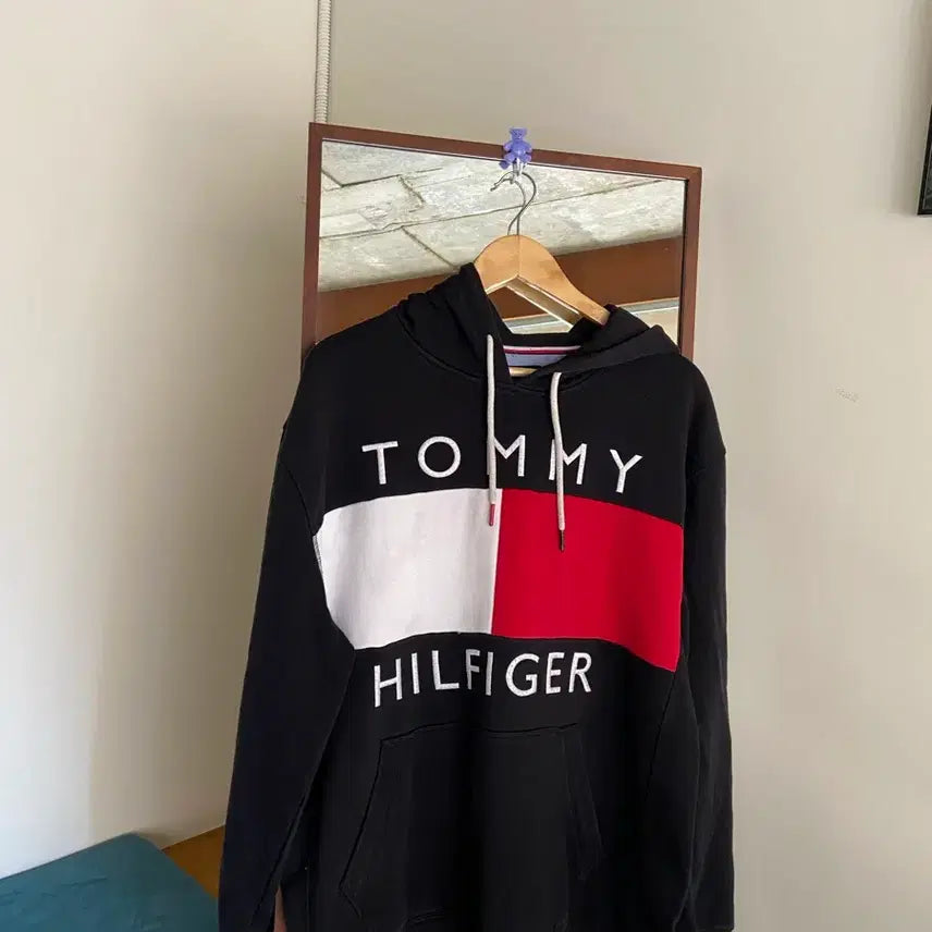 [BUNJANG] Tommy Hilfiger Black Logo Hoodie / 타미힐피거 블랙 로고 후드티