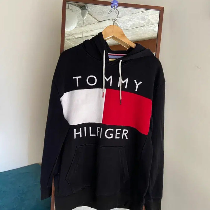 [BUNJANG] Tommy Hilfiger Black Logo Hoodie / 타미힐피거 블랙 로고 후드티