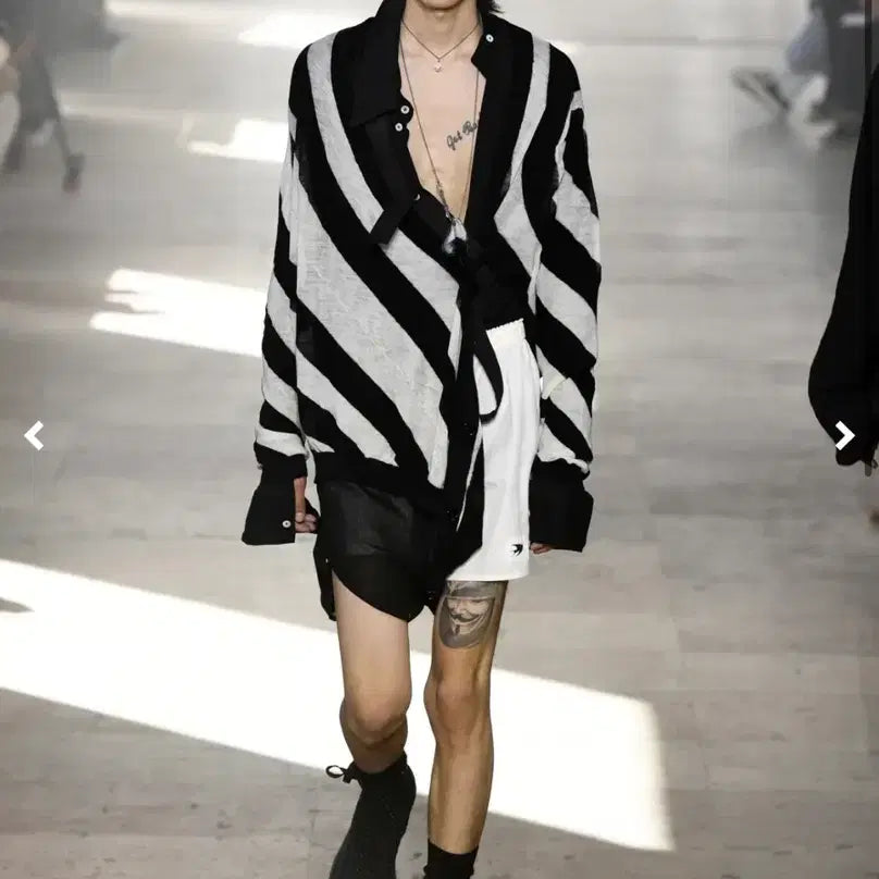 [BUNJANG] And Wander 20SS Diagonal Asymmetric Stripe Zebra Cardigan / 앤드뮐미스터 20ss 사선 비대칭 스트라이프 지브라 가디건