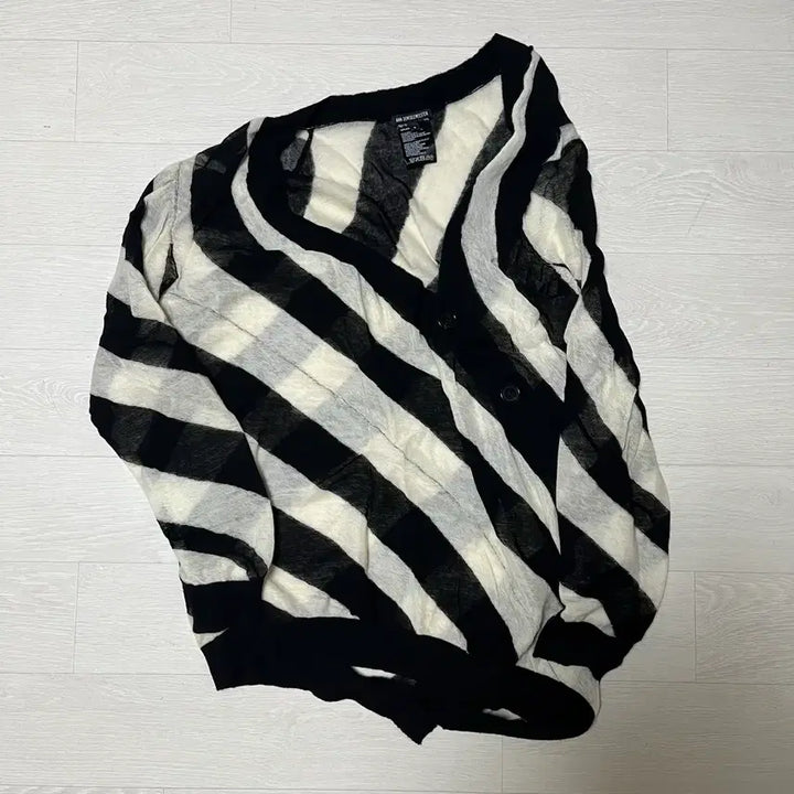 [BUNJANG] And Wander 20SS Diagonal Asymmetric Stripe Zebra Cardigan / 앤드뮐미스터 20ss 사선 비대칭 스트라이프 지브라 가디건