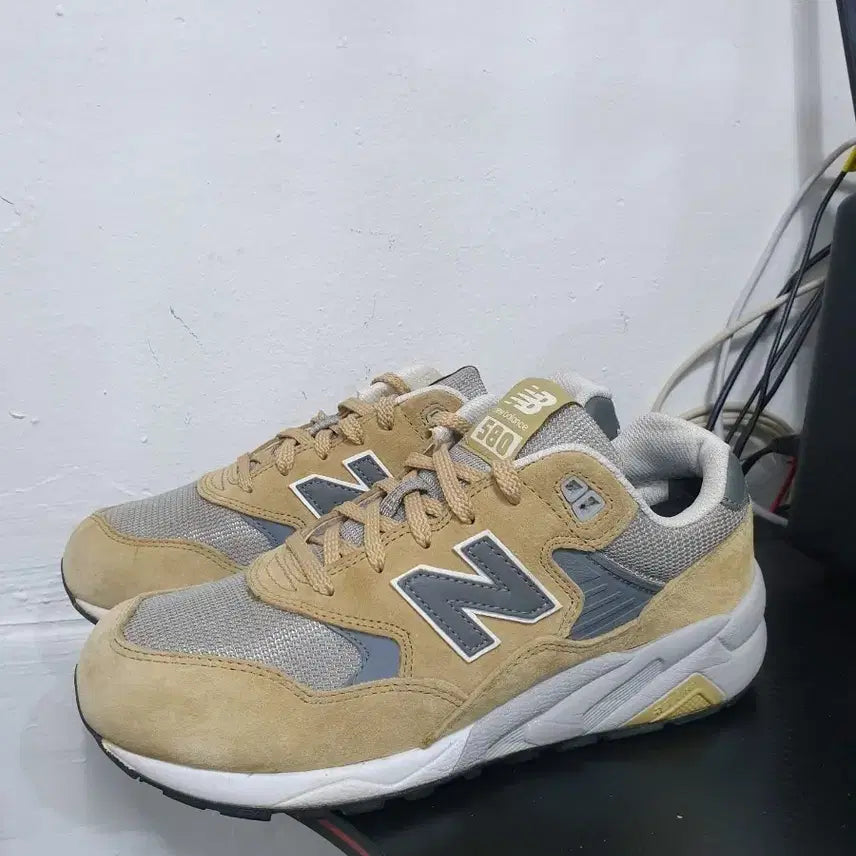 [BUNJANG] New Balance 580 Beige Sneakers (240) / 뉴발란스 580 베이지 운동화(240)