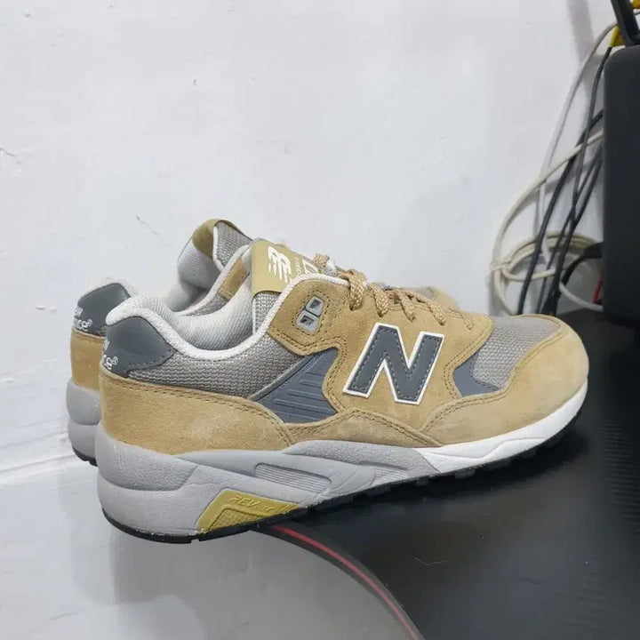 [BUNJANG] New Balance 580 Beige Sneakers (240) / 뉴발란스 580 베이지 운동화(240)