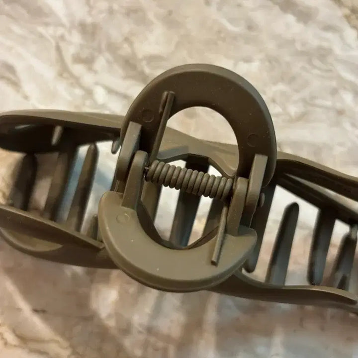 [BUNJANG] Ribbon Matte Hair Claw Clip - Olive Green / 새상품) 리본 매트 헤어 집게핀 올리브그린 헤어핀