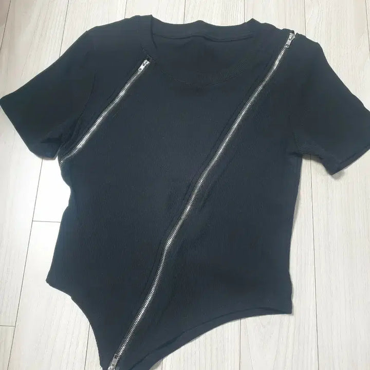 [BUNJANG] Viva Ruby Zipper Short Sleeve T-Shirt / 비바루비 지퍼반팔티셔츠