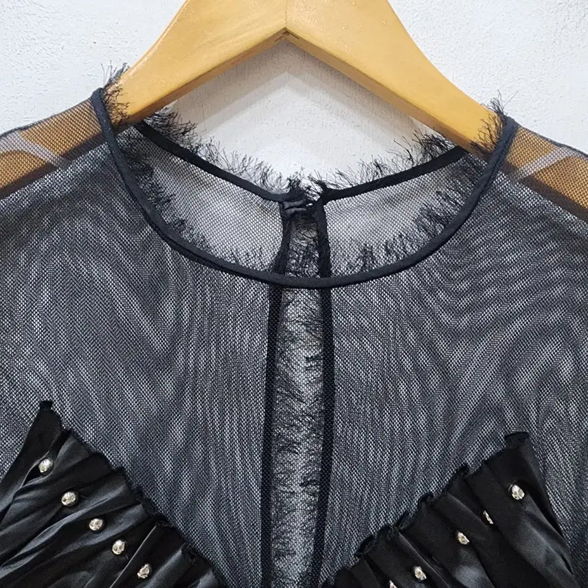 [BUNJANG] Vera Wang Black See-through Satin Shirring Blouse Size 48 / 베라왕 블랙 시스루 새틴 셔링 블라우스 48사이즈