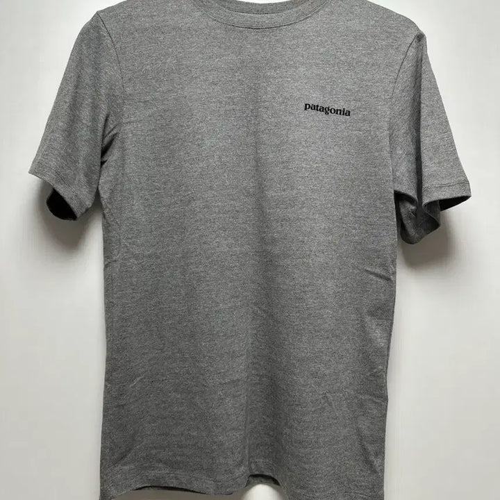 [BUNJANG] Patagonia P-6 Logo Regular Fit Short Sleeve T-Shirt - Grey, Size S / 파타고니아 그레이 S 반팔티 새상품