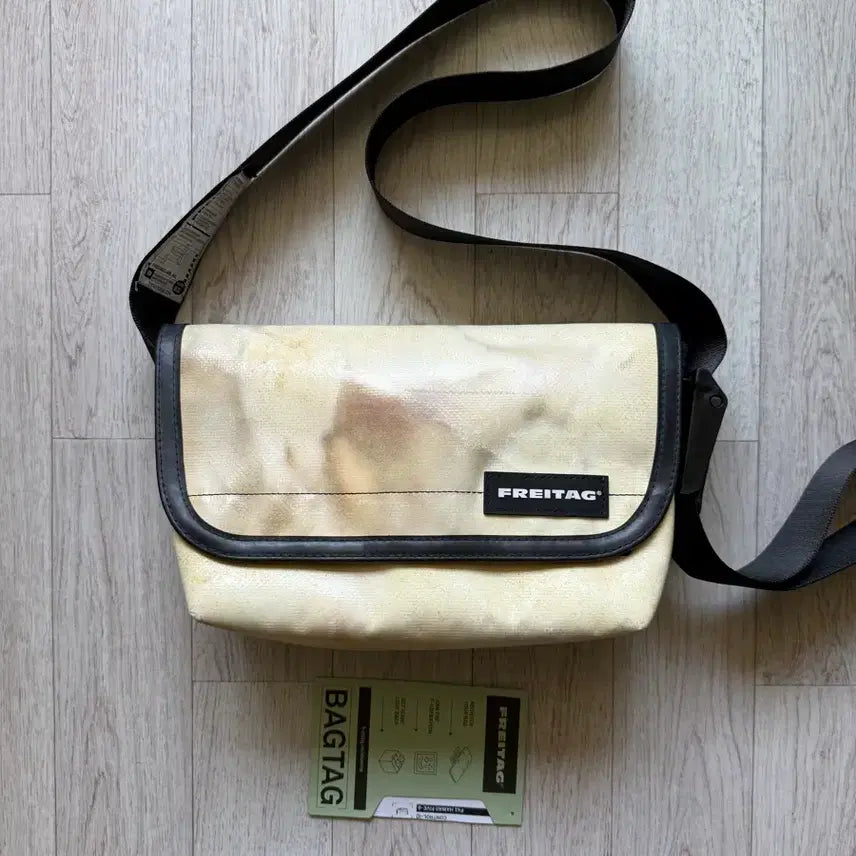 [BUNJANG] Freitag Hapao Hawaii Five-O Printed Messenger Bag / 프라이탁 하파오 전사 하와이파이브오