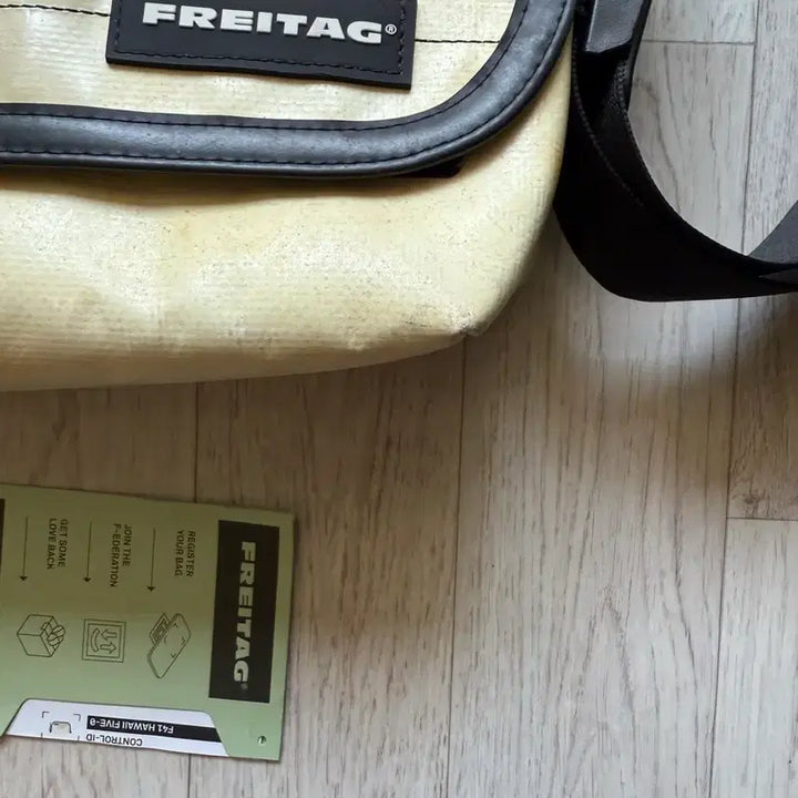 [BUNJANG] Freitag Hapao Hawaii Five-O Printed Messenger Bag / 프라이탁 하파오 전사 하와이파이브오