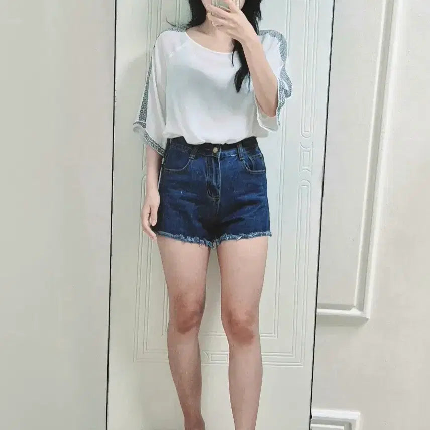 [BUNJANG] High-Waist Denim Shorts with Distressed Hem / 진청 데님 하이웨스트 숏팬츠