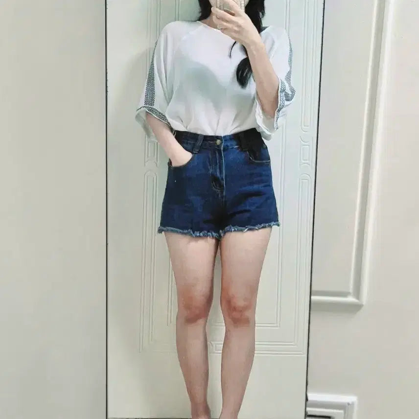 [BUNJANG] High-Waist Denim Shorts with Distressed Hem / 진청 데님 하이웨스트 숏팬츠