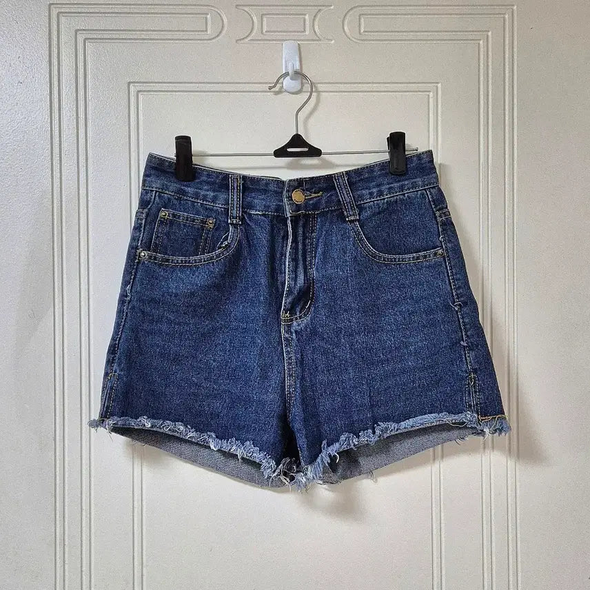[BUNJANG] High-Waist Denim Shorts with Distressed Hem / 진청 데님 하이웨스트 숏팬츠