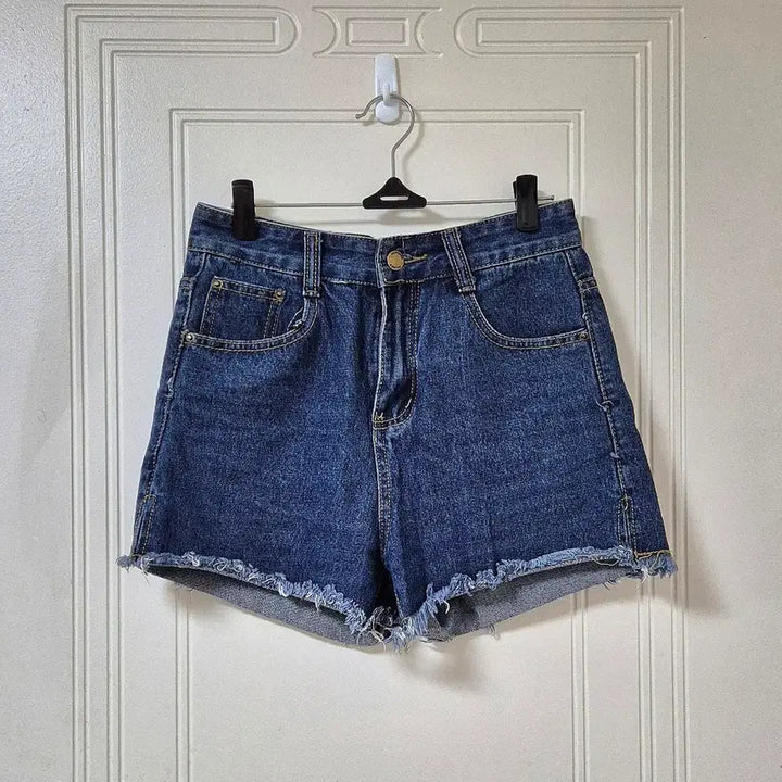 [BUNJANG] High-Waist Denim Shorts with Distressed Hem / 진청 데님 하이웨스트 숏팬츠