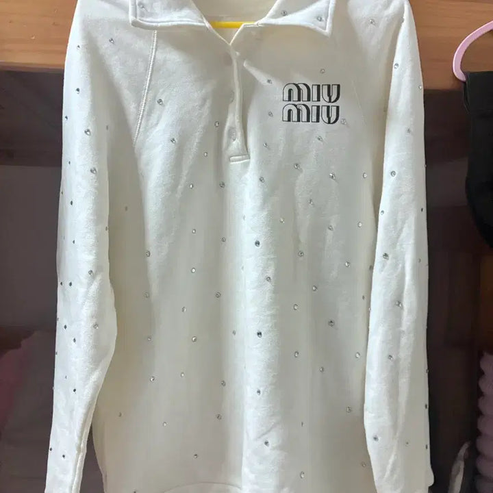 [BUNJANG] Miu Miu Crystal Embellished Oversized Polo Sweatshirt White L / 미우미우 크리스털 엠벨리쉬드 오버핏 폴로 맨투맨 화이트 L