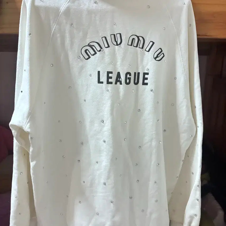 [BUNJANG] Miu Miu Crystal Embellished Oversized Polo Sweatshirt White L / 미우미우 크리스털 엠벨리쉬드 오버핏 폴로 맨투맨 화이트 L