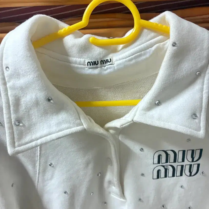 [BUNJANG] Miu Miu Crystal Embellished Oversized Polo Sweatshirt White L / 미우미우 크리스털 엠벨리쉬드 오버핏 폴로 맨투맨 화이트 L