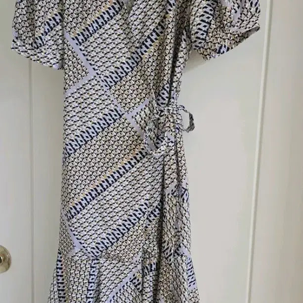 [BUNJANG] Patterned Wrap Dress with Puff Sleeve Mermaid Hem / 패턴 랩 원피스 / 퍼프소매 머메이드 원피스