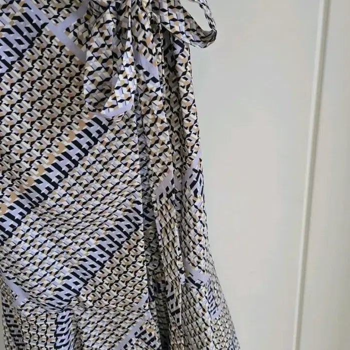 [BUNJANG] Patterned Wrap Dress with Puff Sleeve Mermaid Hem / 패턴 랩 원피스 / 퍼프소매 머메이드 원피스