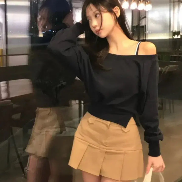 [BUNJANG] Ably Cropped Off-Shoulder Sweatshirt / 에이블리 크롭 오프숄더 맨투맨 교신