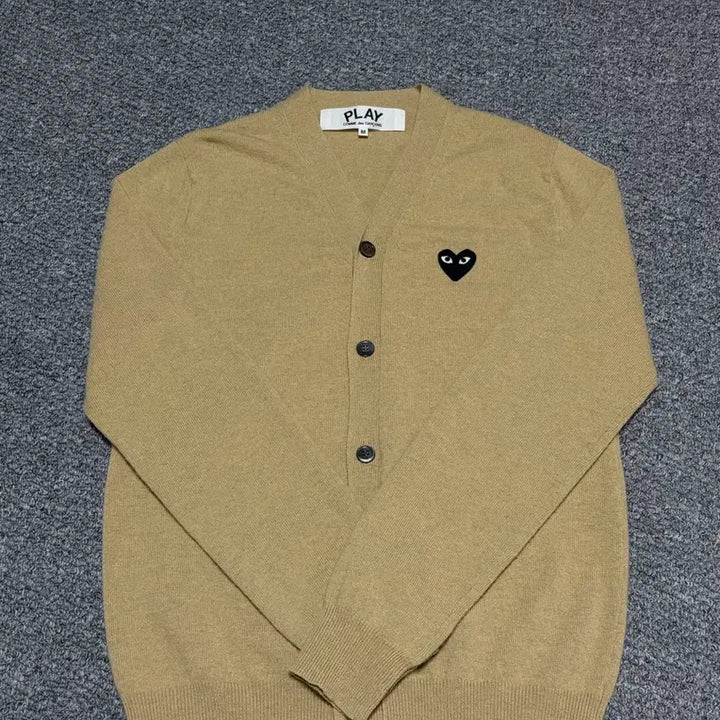 [BUNJANG] Comme des Garçons Play Black Heart Logo Cardigan Beige M / <새상품급,백화점판> 꼼데가르송 블랙와펜 가디건 베이지 M