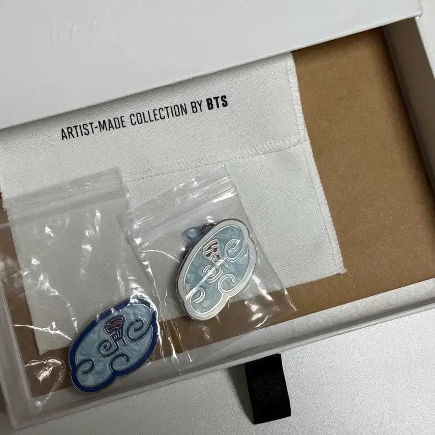 [BUNJANG] BTS V Taehyung Cloud Brooch / BTS 뷔 태형 구름 브로치 양도 방탄소년단