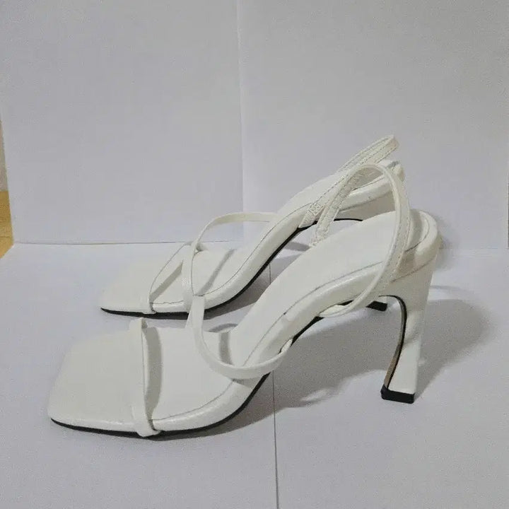 [BUNJANG] White Sandals Heels / 화이트 샌들 힐