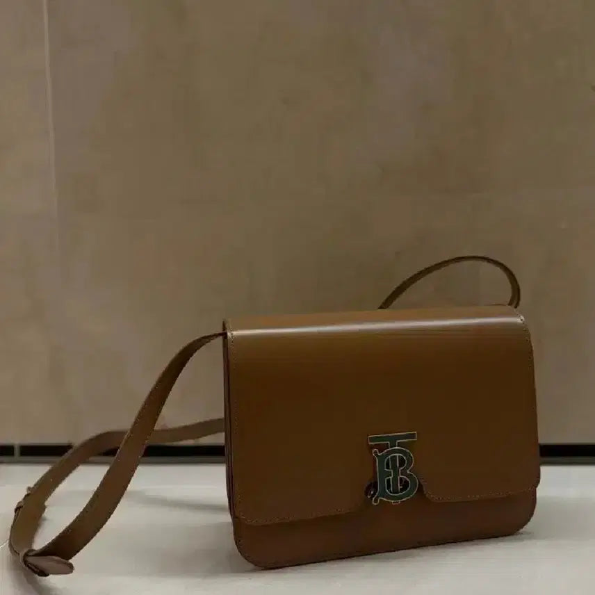 [BUNJANG] Burberry TB Bag Leather Medium Bag / 버버리가방 TB백 가죽 미디움가방