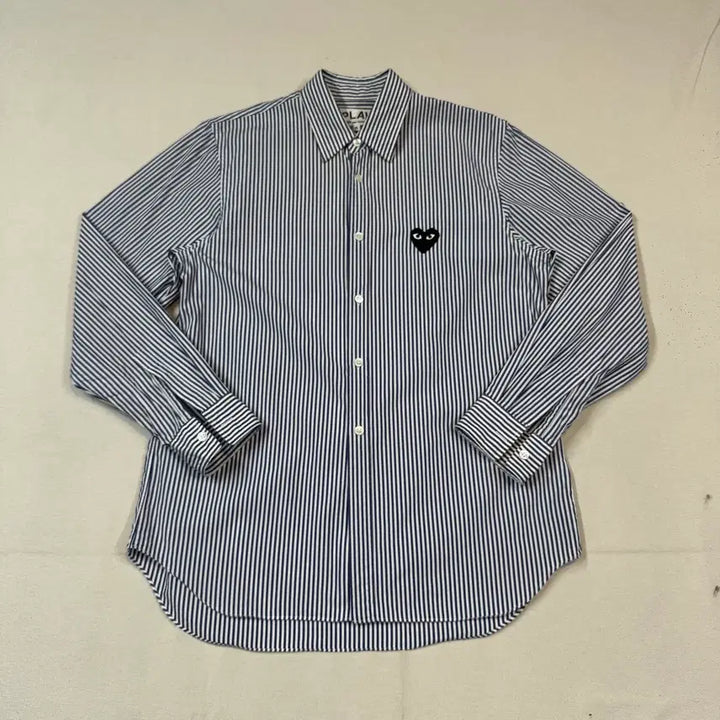 [BUNJANG] Comme des Garçons Play Black Heart Patch Striped Poplin Shirt / S) 꼼데가르송 플레이 블랙 와펜 스트라이프 포플린 셔츠 정품