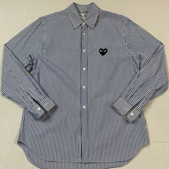 [BUNJANG] Comme des Garçons Play Black Heart Patch Striped Poplin Shirt / S) 꼼데가르송 플레이 블랙 와펜 스트라이프 포플린 셔츠 정품