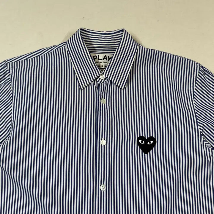 [BUNJANG] Comme des Garçons Play Black Heart Patch Striped Poplin Shirt / S) 꼼데가르송 플레이 블랙 와펜 스트라이프 포플린 셔츠 정품