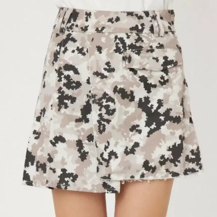[BUNJANG] Camouflage Pleated Asymmetrical Skirt (Size S) / 카모플라쥬 플리츠스커트 S