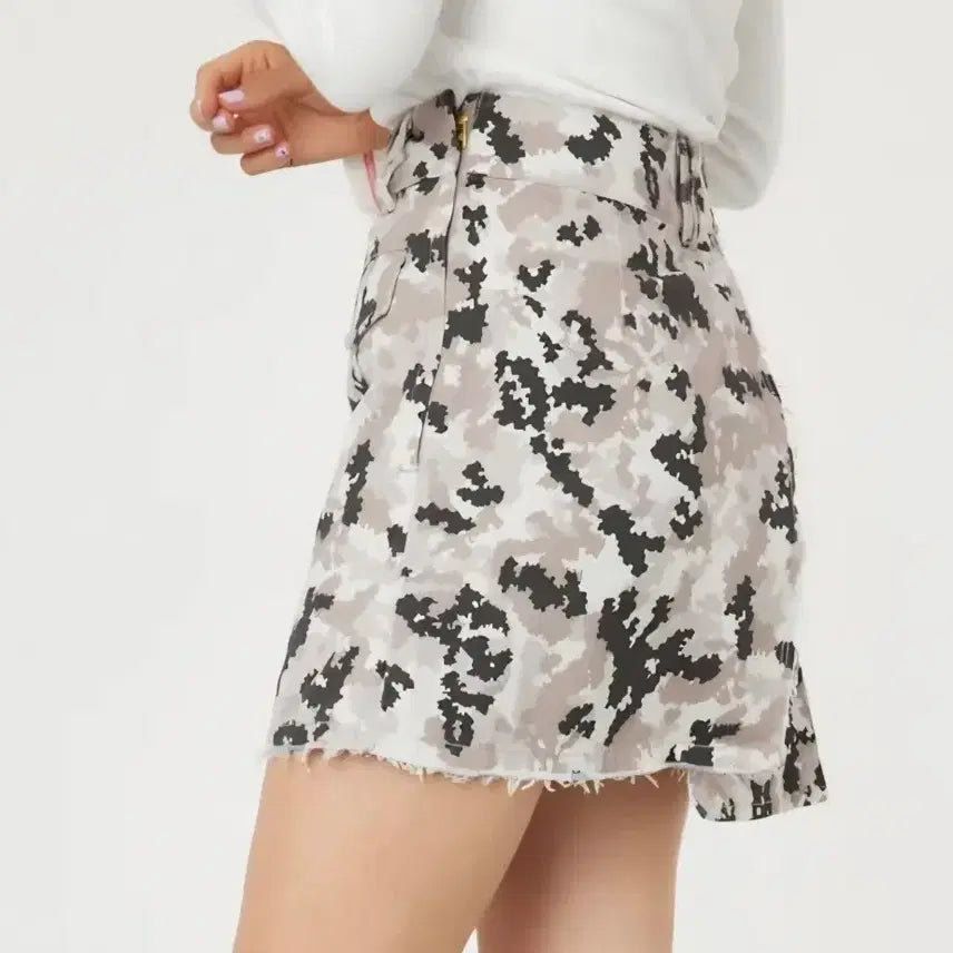 [BUNJANG] Camouflage Pleated Asymmetrical Skirt (Size S) / 카모플라쥬 플리츠스커트 S