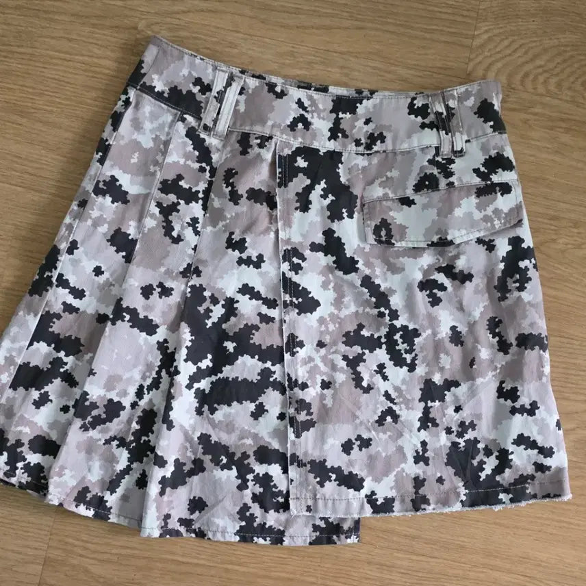 [BUNJANG] Camouflage Pleated Asymmetrical Skirt (Size S) / 카모플라쥬 플리츠스커트 S