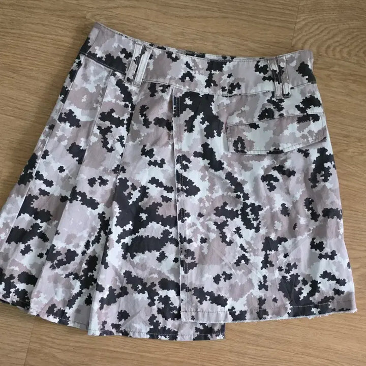 [BUNJANG] Camouflage Pleated Asymmetrical Skirt (Size S) / 카모플라쥬 플리츠스커트 S