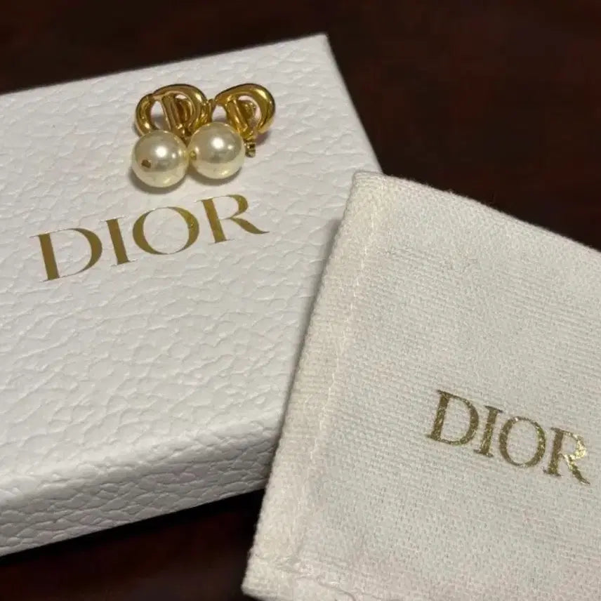 [BUNJANG] Dior Pearl CD Navy Earrings / 디올 진주 CD Navy 귀걸이