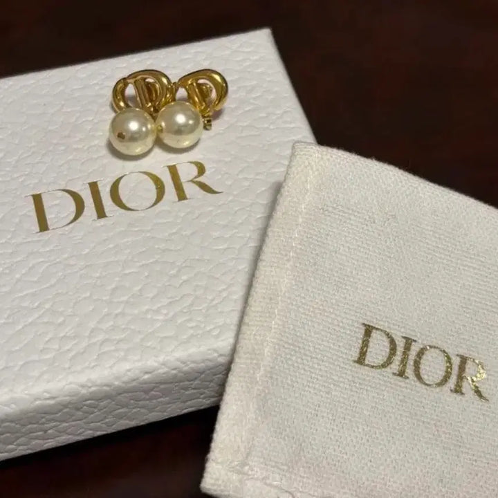 [BUNJANG] Dior Pearl CD Navy Earrings / 디올 진주 CD Navy 귀걸이