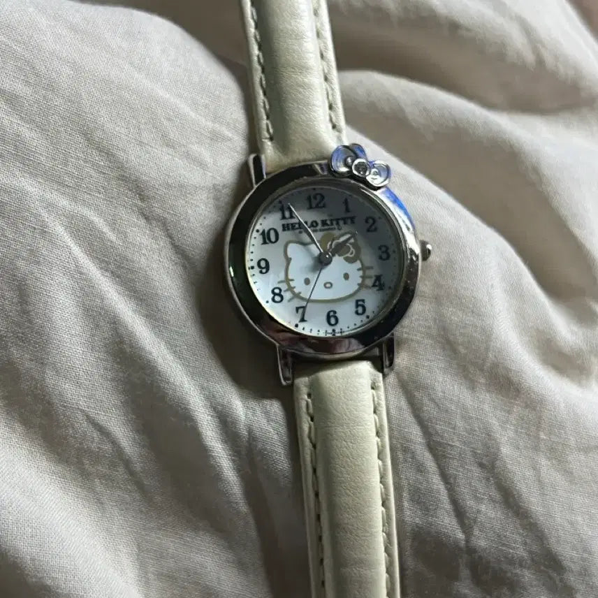 [BUNJANG] Vintage Sanrio Hello Kitty Wristwatch White / (13,000) 고전 산리오 헬로키티 손목시계 화이트