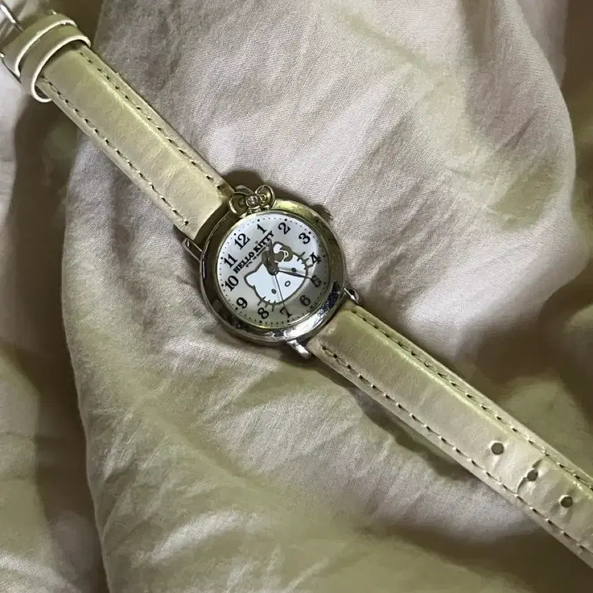 [BUNJANG] Vintage Sanrio Hello Kitty Wristwatch White / (13,000) 고전 산리오 헬로키티 손목시계 화이트