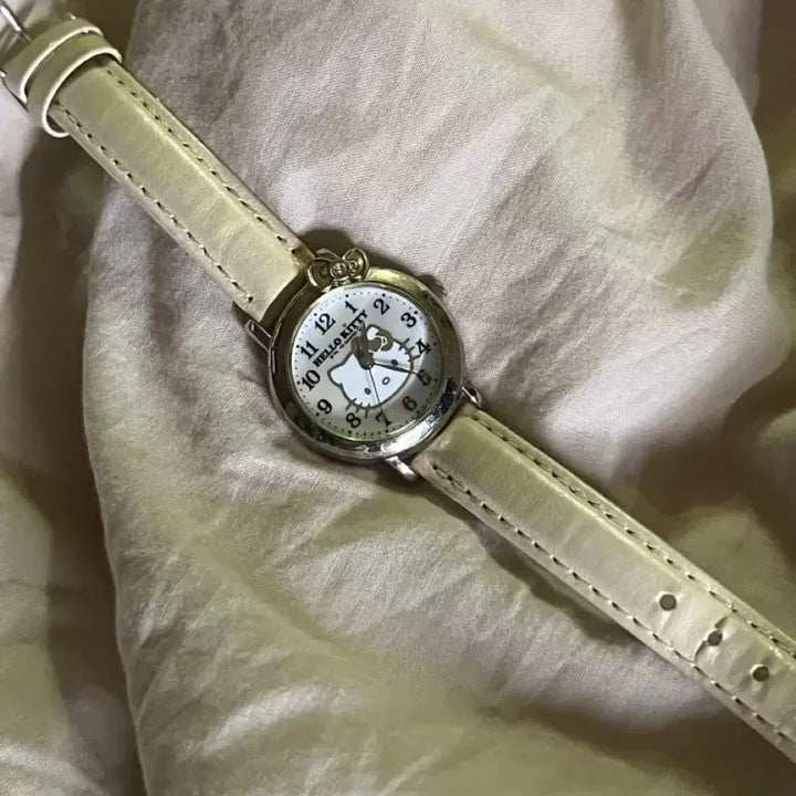 [BUNJANG] Vintage Sanrio Hello Kitty Wristwatch White / (13,000) 고전 산리오 헬로키티 손목시계 화이트