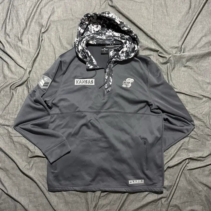 [BUNJANG] Colosseum Kansas Jayhawks OHT Military Appreciation Digital Camo Quarter-Zip Hoodie - XL / Colosseum Military Hood Shirts Sz XL