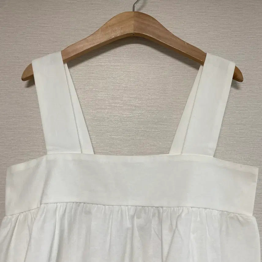 [BUNJANG] White Shirring Sleeveless Blouse / 화이트 셔링 슬리브리스 블라우스