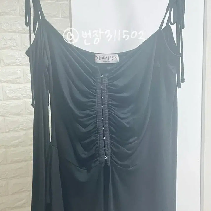 [BUNJANG] NEWALRIKIIN Off-Shoulder Hook Blouse Black / NEWALRIKIIN 뉴얼린 오프숄더 후크 블라우스 블랙 검정 시즈니룩