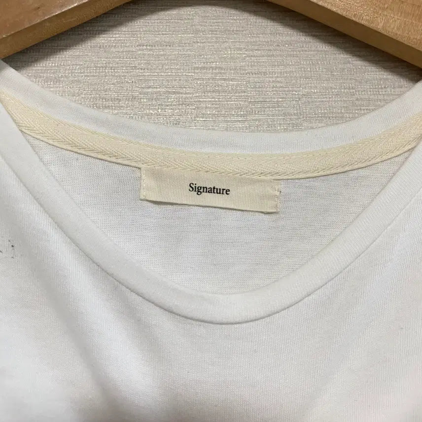 [BUNJANG] Signature Roundneck White Lettering Printing Short-Sleeve T-Shirt / 시그니처 라운드넥 화이트 레터링 프린팅 반팔 티셔츠