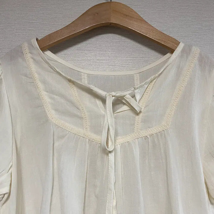 [BUNJANG] Ribbon Shirring Sleeve Banding Short Sleeve Blouse / 리본 셔링 소매밴딩 반팔 블라우스