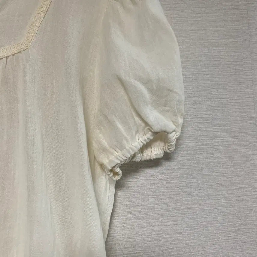 [BUNJANG] Ribbon Shirring Sleeve Banding Short Sleeve Blouse / 리본 셔링 소매밴딩 반팔 블라우스
