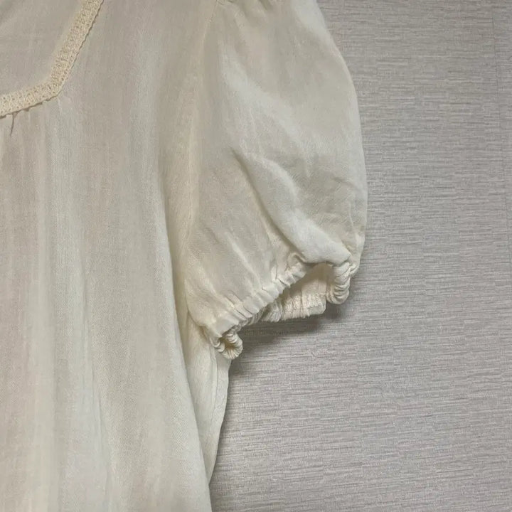[BUNJANG] Ribbon Shirring Sleeve Banding Short Sleeve Blouse / 리본 셔링 소매밴딩 반팔 블라우스